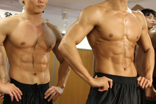 ライブを終えたマッチョたち。エネルギーにあふれ身体が汗で光っている