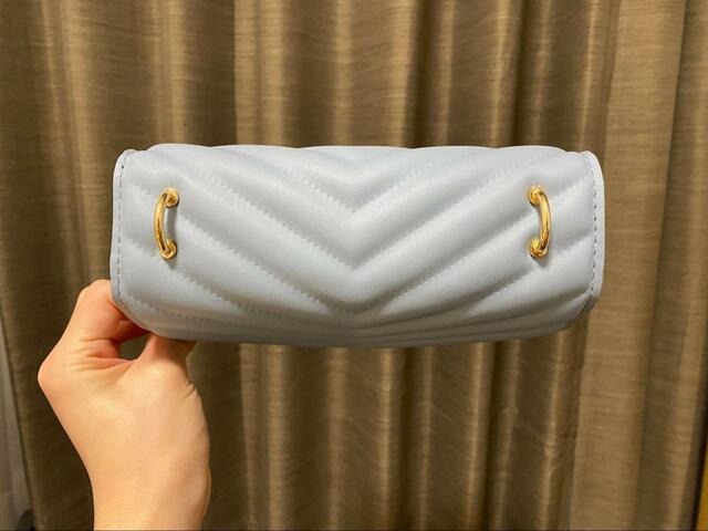 【SHEIN⠀ミニ シェブロン キルティング フラップ スクエアバッグ】ショルダーバッグ用の金具はゴールド