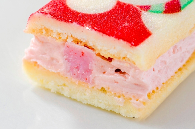 クッキーサンド(ストロベリークリーム&ストロベリーチョコレート) ¥380｜販売店舗：東京ディズニーランド「イベントブース」「スウィートハート・カフェ」、東京ディズニーシー「ハドソンリバー・ハーベスト」｜東京ディズニーリゾートのクリスマス（2016）スペシャルメニュー