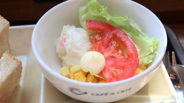 【カフェ・ド・クリエ モーニング ハムタマゴ】緑、赤、黄色…盛り付けまで真似したい