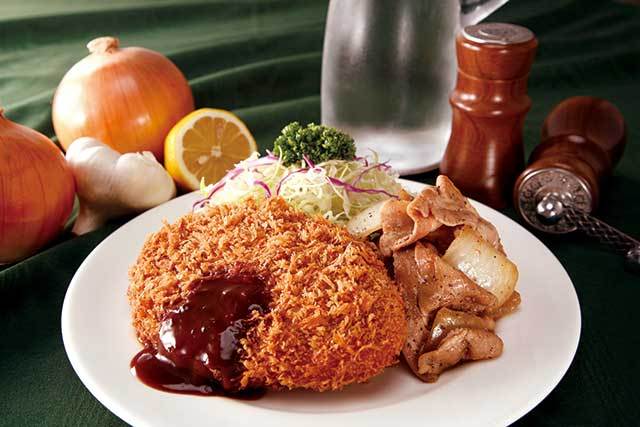 キッチンジロー ニュー新橋店　メンチカツ＆スタミナ焼き（ライス・スープ付） 930円　できたてアツアツで肉の旨みが凝縮。