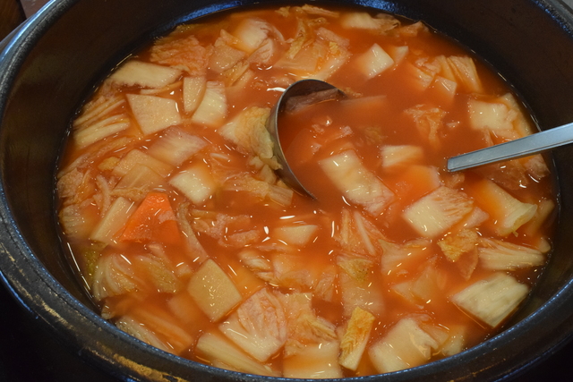 酸味と辛味のバランスがいい水キムチ。『ハッピー・ステーション母岳店』