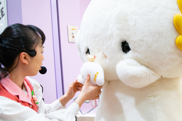 お姉さんにぬいぐるみを持たせてもらうこぎみゅん