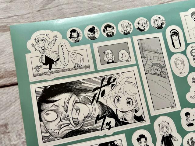 コミックのワンシーンがそのままステッカーになったものも!ダミアンを殴るアーニャもいますよ♪