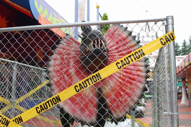 外にはディロフォサウルスの姿が！