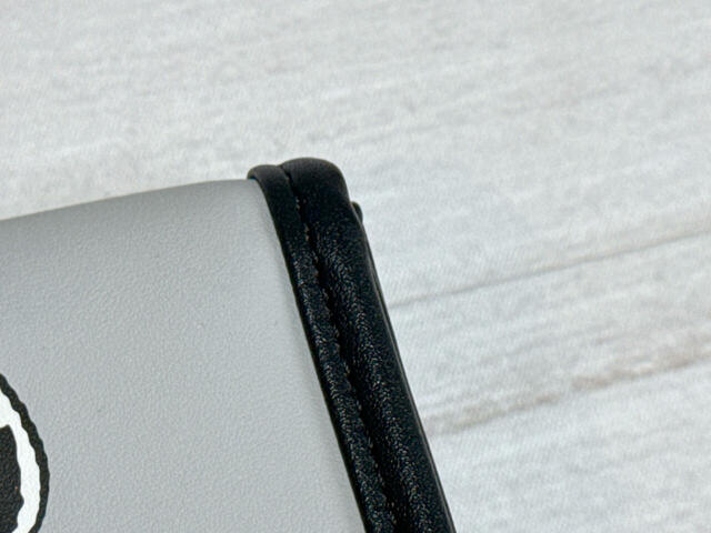 素材は合成皮革。高級感のある生地で大人が持ちやすいのも魅力♪