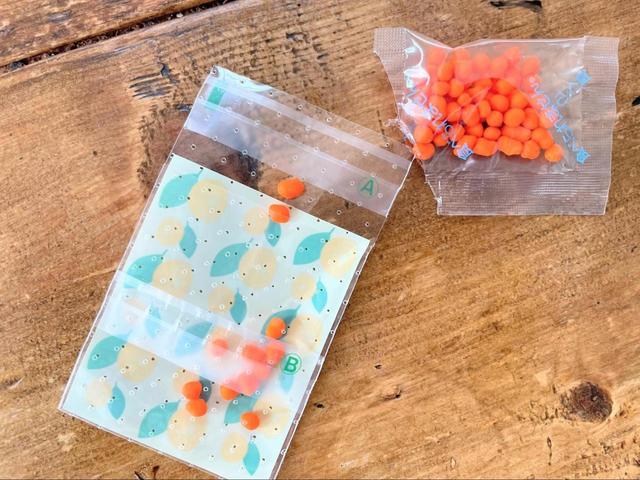 【ダイソー　生ゴミ用消臭・芳香剤】消臭ビーズを袋に詰め替えて使用。1つにつき2〜3週間効果が持続するそう