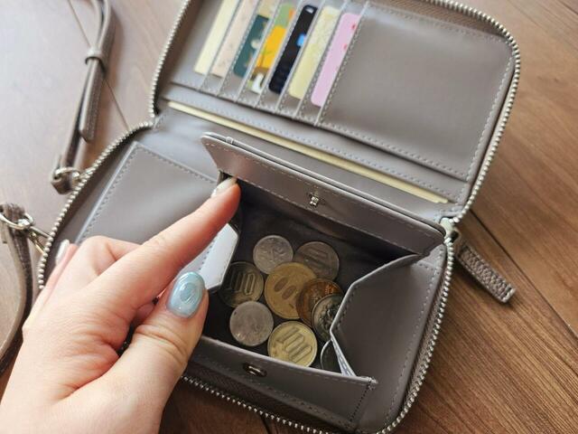 【BAYFLOW　多機能キースターミニウォレットショルダー2】小銭入れがボックス型になっていて開きやすく、とても見やすいです◎