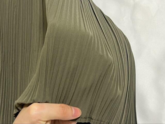 【ワークマン　撥水プリーツセミワイドパンツ】生地は薄めで涼しいですが透け感はありません