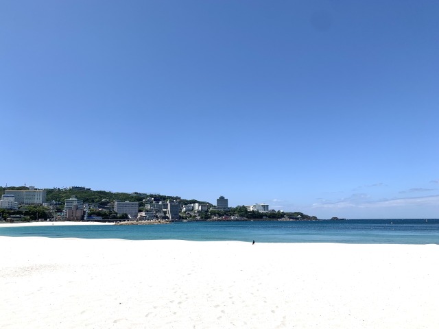 白い砂浜と青い海はまるで海外のリゾートのよう