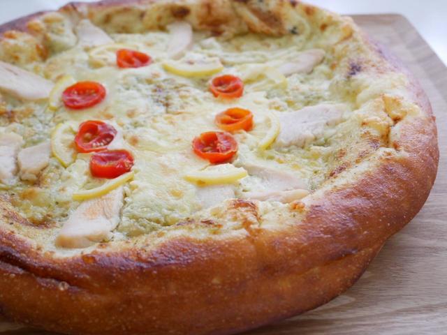 手作り　ジェノベーゼソースのレモン添えチキンピザ