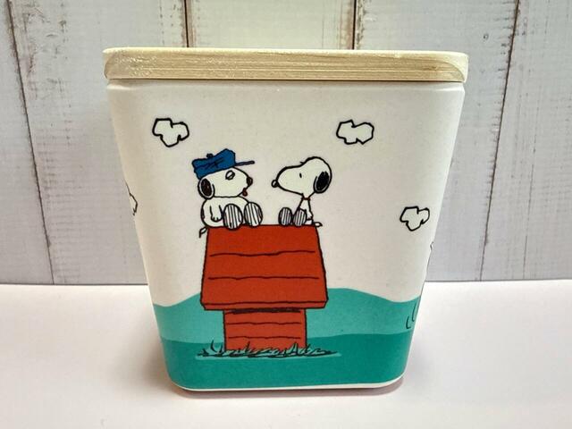 【カルディ×PEANUTS／スヌーピー バンブーコンテナ】犬小屋の上に仲良く並んで座るスヌーピーとオラフ。すると……⇒