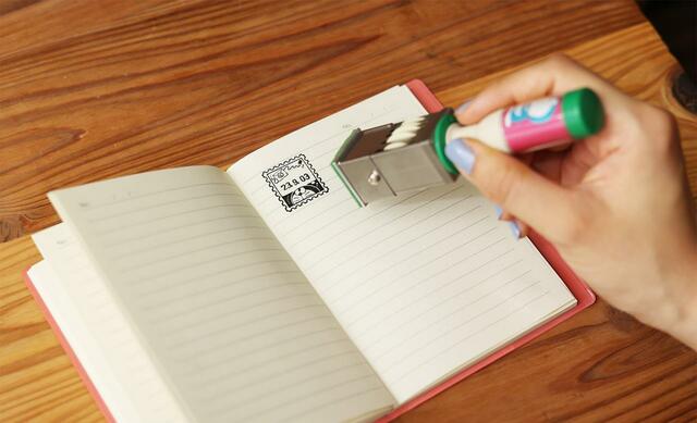 「日付印　Mサイズ」種類数：２種・販売価格：各4,620円（消費税込・送料別）・本体サイズ：ヨコ29×タテ127×奥行27mm・印面サイズ：ヨコ24×タテ24mm以内　