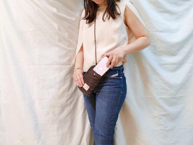 【InRed 6月号】「付録：Traditional Weatherwear スマホケース 撥水加工付きポシェット」ショルダーを身長に合わせて調節できるので、取り出しもしやすい