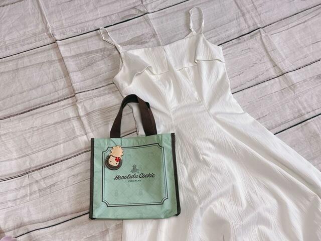 ホワイトのアイテムに合わせるとバッグが映えてかわいい♪