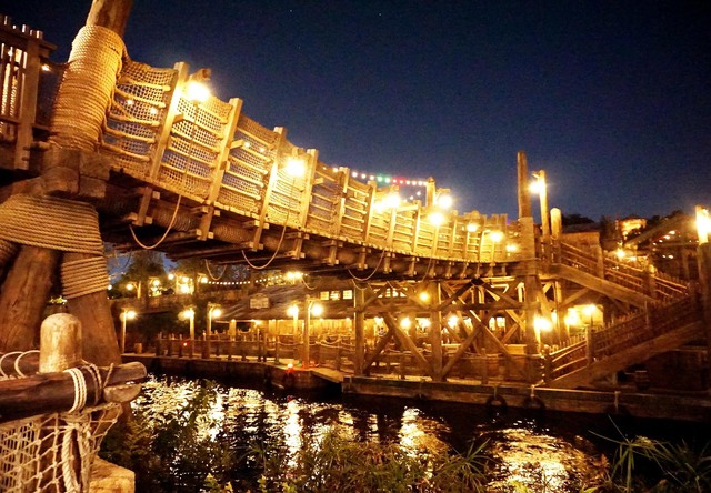 下からから見た「プエンテ・アル・テンプロ」