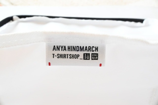 【ユニクロ×ANYA HINDMARCH「スクエアポーチ」】内側にユニクロとアニヤのダブルロゴが