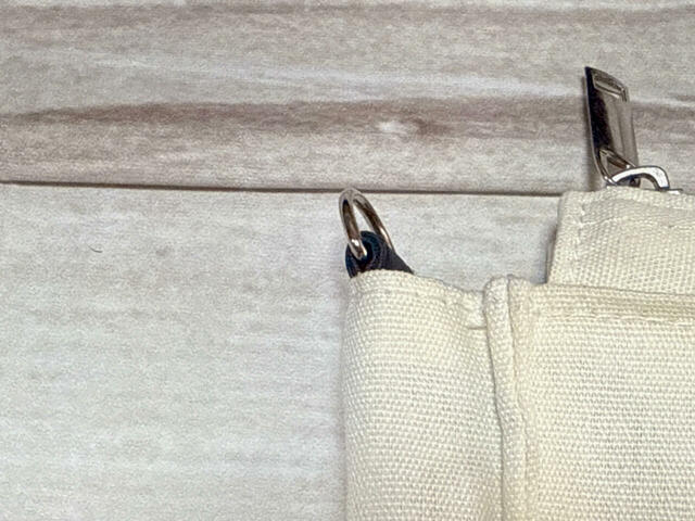 サイドにショルダーストラップがつけられるDカンつき