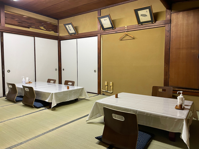 【洋食入舟】２階の座敷。テーブルが数卓置かれていた
