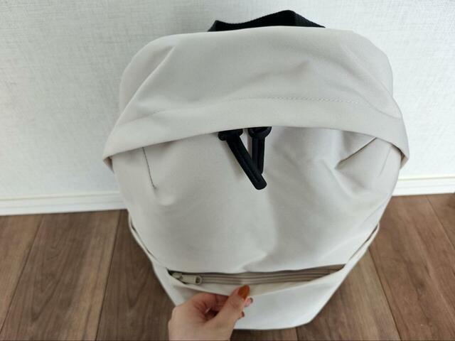 【KEYUCA N撥水 ライトシェル リュック】外側の正面にあるポケットは便利なファスナー付きです