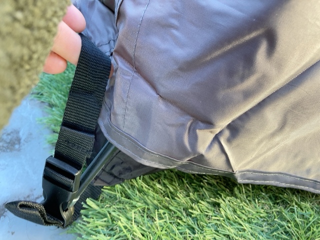 【ワークマン BASICドームテント】組み立て手順3.防水シート(フライシート)を被せて紐や四隅のバックルでフライシートとインナーテントを固定する