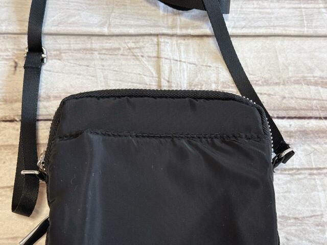 背面ポケットはファスナーなし。よく取り出すものを入れると便利