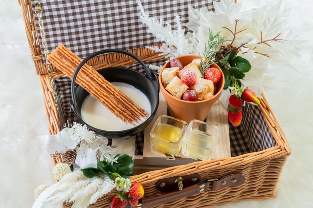 【サンリオキャラクターズ ガーデンカフェ】「ホワイト&ベリーのアフタヌーンティーセット」バスケット　※画像は2名分