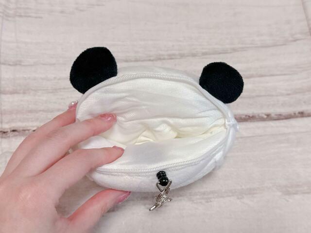 上部は小物が入るポーチになっています