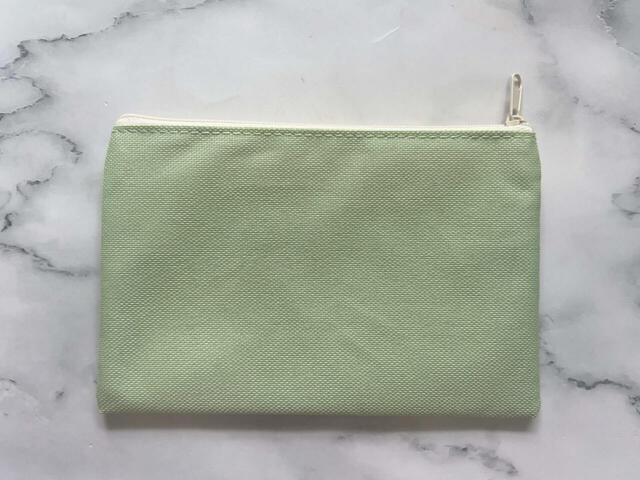 バックは装飾がないシンプルなデザイン