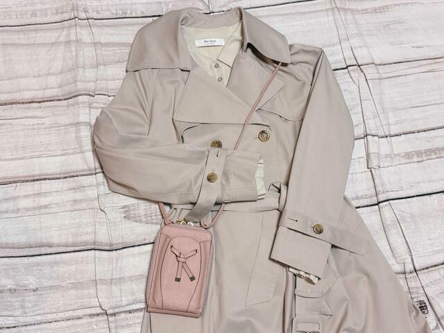 フェミニンなフリル付きのトレンチコートと相性抜群！【VIS フラワーカットスマホショルダー PINK】