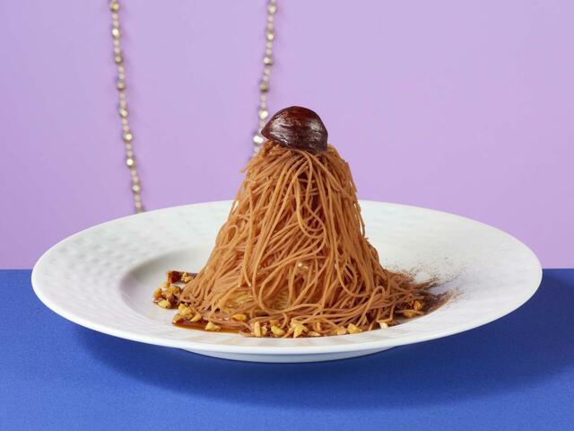 「イタリア栗のしぼりたてモンブラン」＜価格：590円（税込649円）＞【ココス「2024秋冬グランドメニュー」スタート！“カニクリームコロッケ付き包み焼きハンバーグ”や“ココロおどるデザート”も登場！】