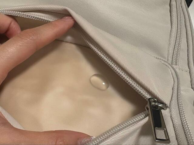 【ワークマン 軽量3レイヤーポケットマザーズリュック】PVC加工が施されているポケットも!防水性が高く、水をしっかり弾きます♪