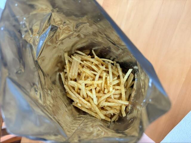 【コストコ パパス アルジェンテ ポテトスティック】袋を開けると、食欲そそる香ばしさがふわっと広がる♪