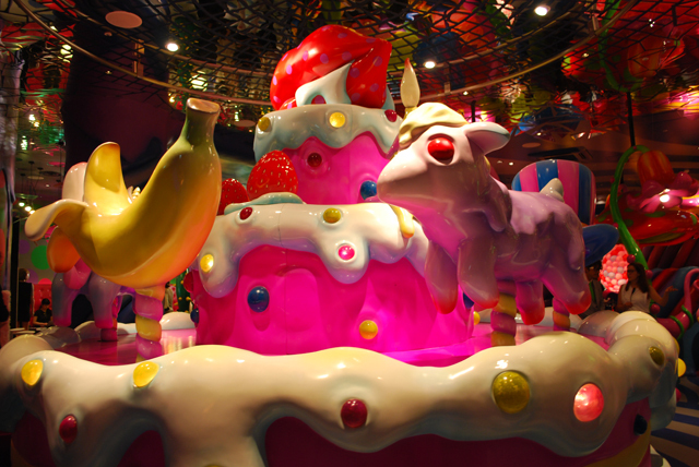 お店の中心には大きなメリーゴーラウンド