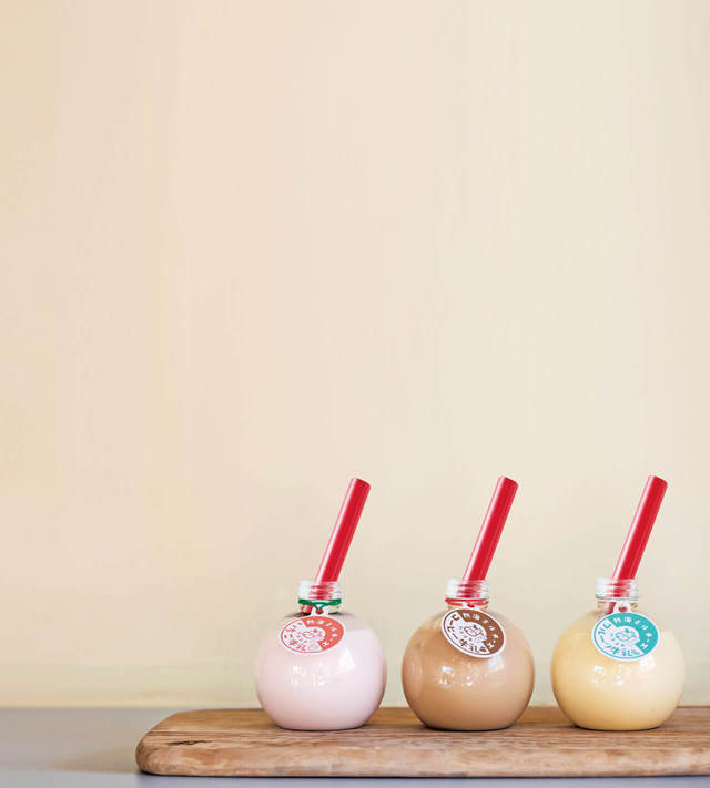 いちご、コーヒー、フルーツ牛乳の「湯上り三姉妹」各550円。熱海ミルチーズ【静岡・熱海】