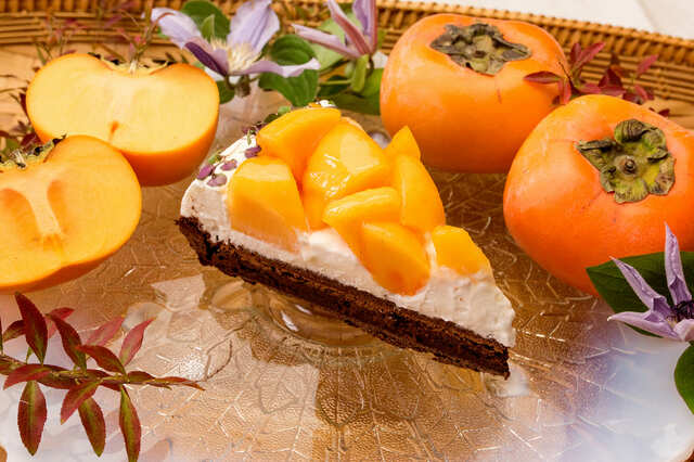 【福岡県産 “秋王”とチョコレートタルト】「秋の王様」の名にふさわしい柿を使用したタルト