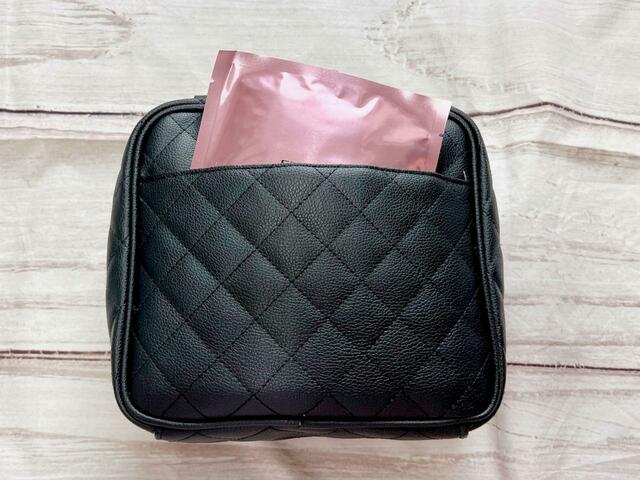 【nanakoななこがさらに本気で作った leur charme COSME POUCH BOOK BLACK】外側のポケットにはシートマスクをイン！