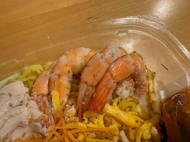 【コストコ チャイニーズコールドヌードル】エビがとにかく立派！ぷりっとした弾力と甘みがオイルに絡んでおいしさ倍増です