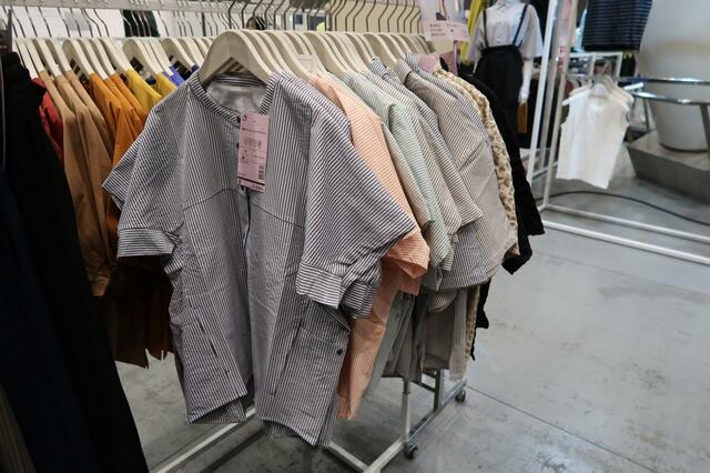 撥水サッカー半袖シャツ(襟あり)とブラウス(襟なし)　