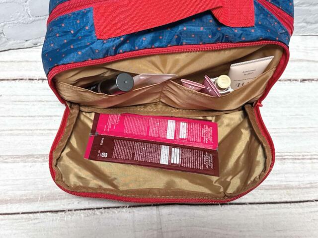 フロント収納には細々したミニボトルコスメをIn