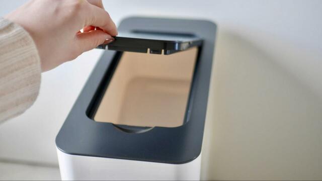 【ニトリ 計量米びつホワイト】サイズは幅15.1×奥行34.2×高さ35.3cm。お米を米びつに入れる際は上の蓋を外します