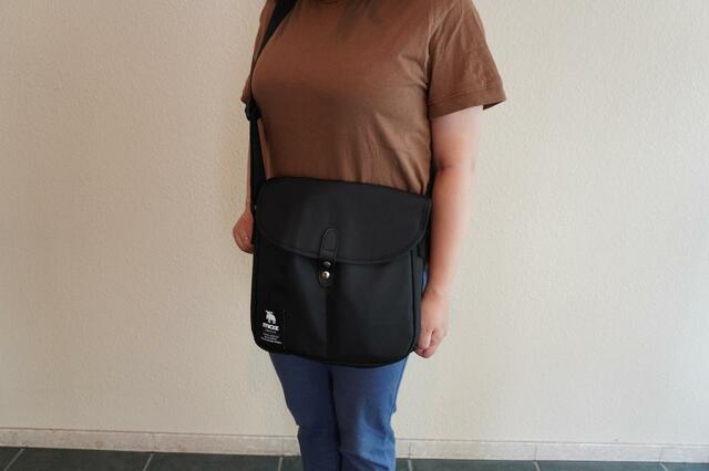 斜め掛けしてみたところ【moz BIG SHOULDER BAG BOOK】「moz（モズ）ビッグショルダーバッグ」価格：2,475円（税込）