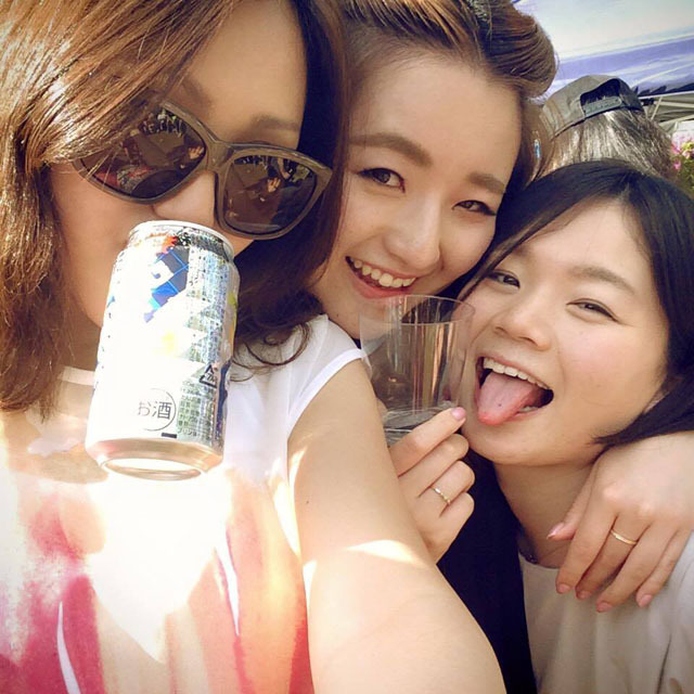 珍肉に食らい付く! ワイルドすぎる美女たち