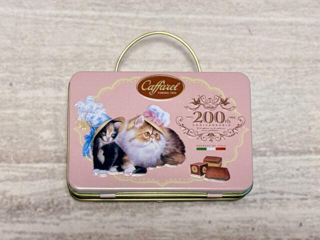 ゴージャスなハットを被ったねこたちがかわいい～♪サイズは（約）縦6×横9×厚み3.4cmです