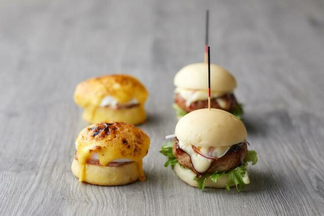 宮崎県産コスモポークのローストポーク×特製マフィンで作るとろーり卵のエッグベネディクト,肉汁溢れるハンバーグ×特製ホワイトバンズで作る 　”TERIYAKI”ハンバーガー