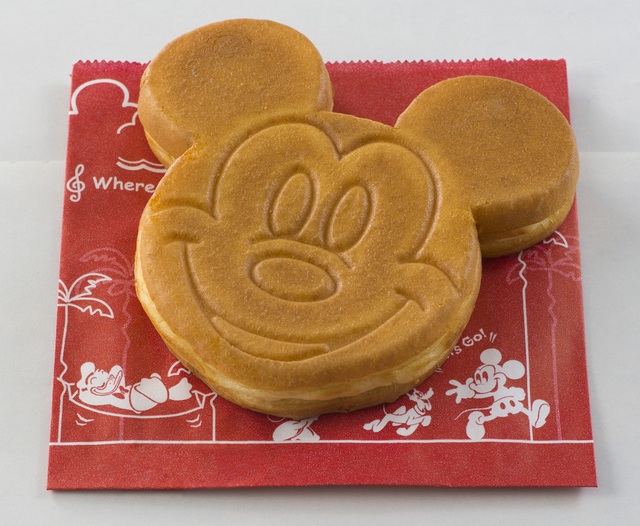 ミッキーカステラケーキ 1個350円｜東京ディズニーランド