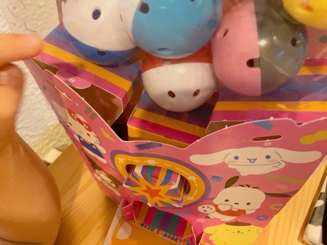 【げんき　2023年夏号付録「サンリオキャラクターズ　ころりんがちゃ」】遊び方は上の投入口からカプセルを入れるだけ