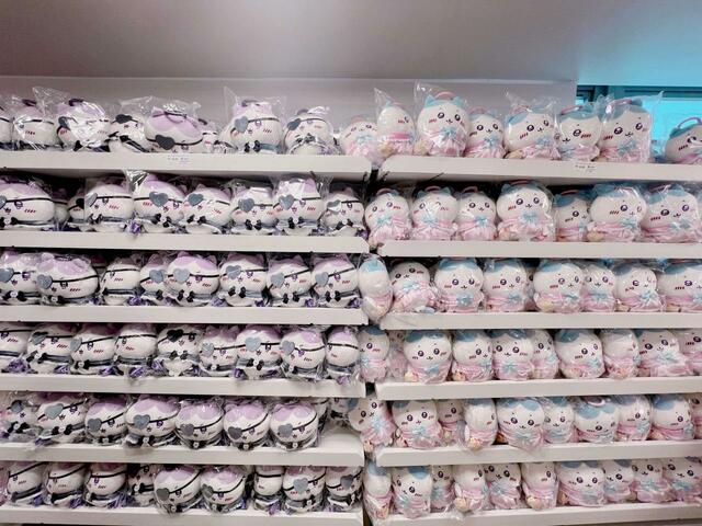 【ちいかわ てんし♡あくま@東京駅】店内⑦圧巻!ぬいぐるみがたくさん陳列されている棚。お気に入りの子を選んで連れて帰れるのがうれしい♪