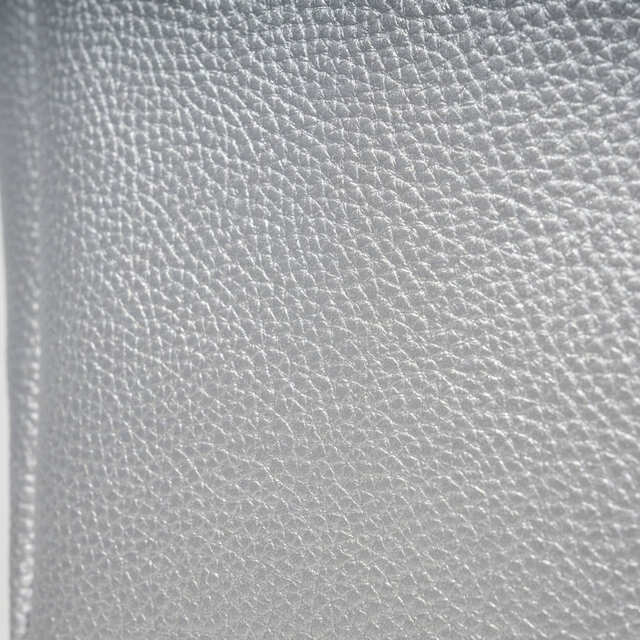 【『YOUNG&OLSEN The DRYGOODS STORE 2WAY SHOULDER BAG BOOK SILVER』（宝島社）】高見えするシルバーカラー