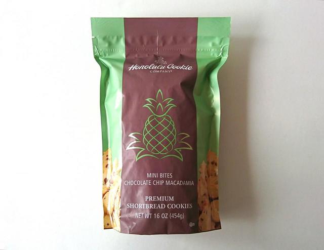 【ニュースポケッツ　ホノルルクッキー ミニ・バイツ・チョコレートチップマカダミアクッキー　454g　1468円】パイナップルのイラストが目印。袋はチャック付き
